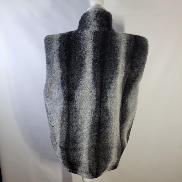 Duffel Outdoor Faux Fur ZIp Front Vest Side Pockets Lined Size Small - Picture 6 of 11